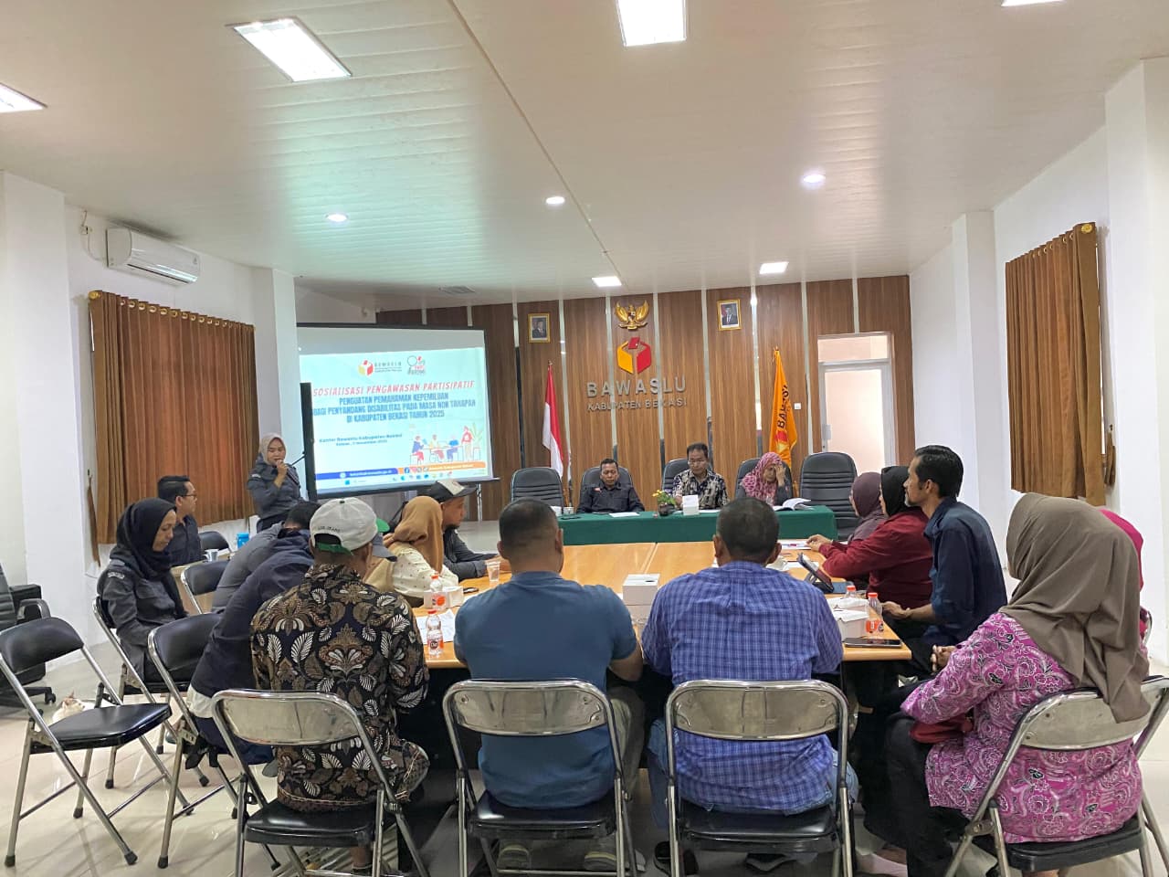 Suasana Kegiatan Sosialisasi Pengawasam Partisipatif, Penguatan Pemahaman Kepemiluan Bagi Penyandang Disabilitas pada Masa Non Tahapan di Kabupaten Bekasi Tahun 2025, kegiatan di gelar di Aula Kantor Bawaslu Kabupaten Bekasi, pada Selasa (11/11/2025).