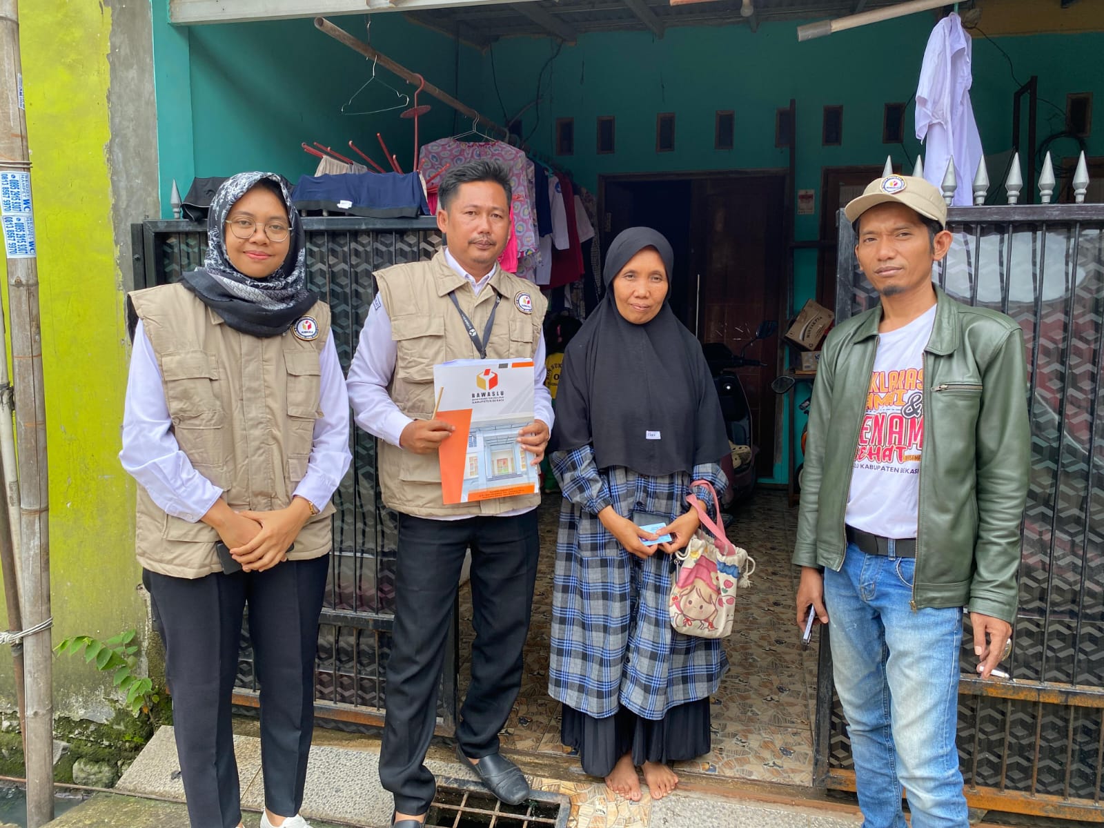 Anggota Bawaslu Kabupaten Bekasi, Khoerudin beserta tim Uji Petik Bawaslu Kabupaten Bekasi, lakukan Uji Petik di salah satu kediaman masyarakat yang di sampling di wilayah Kecamatan Sukatani, Kabupaten Bekasi, Rabu (12/11/2025).