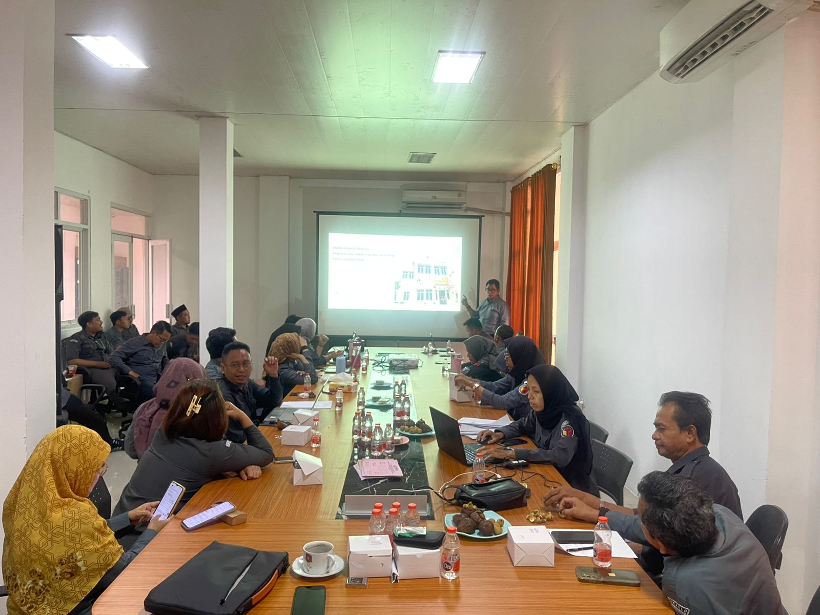 Rapat Peningkatan Kinerja dan Tata Kelola Kesekretariatan di Lingkungan Bawaslu Kabupaten Bekasi yang di gelar di Ruang Rapat Kantor Bawaslu Kabupaten Bekasi, Senin (15/12/2025).