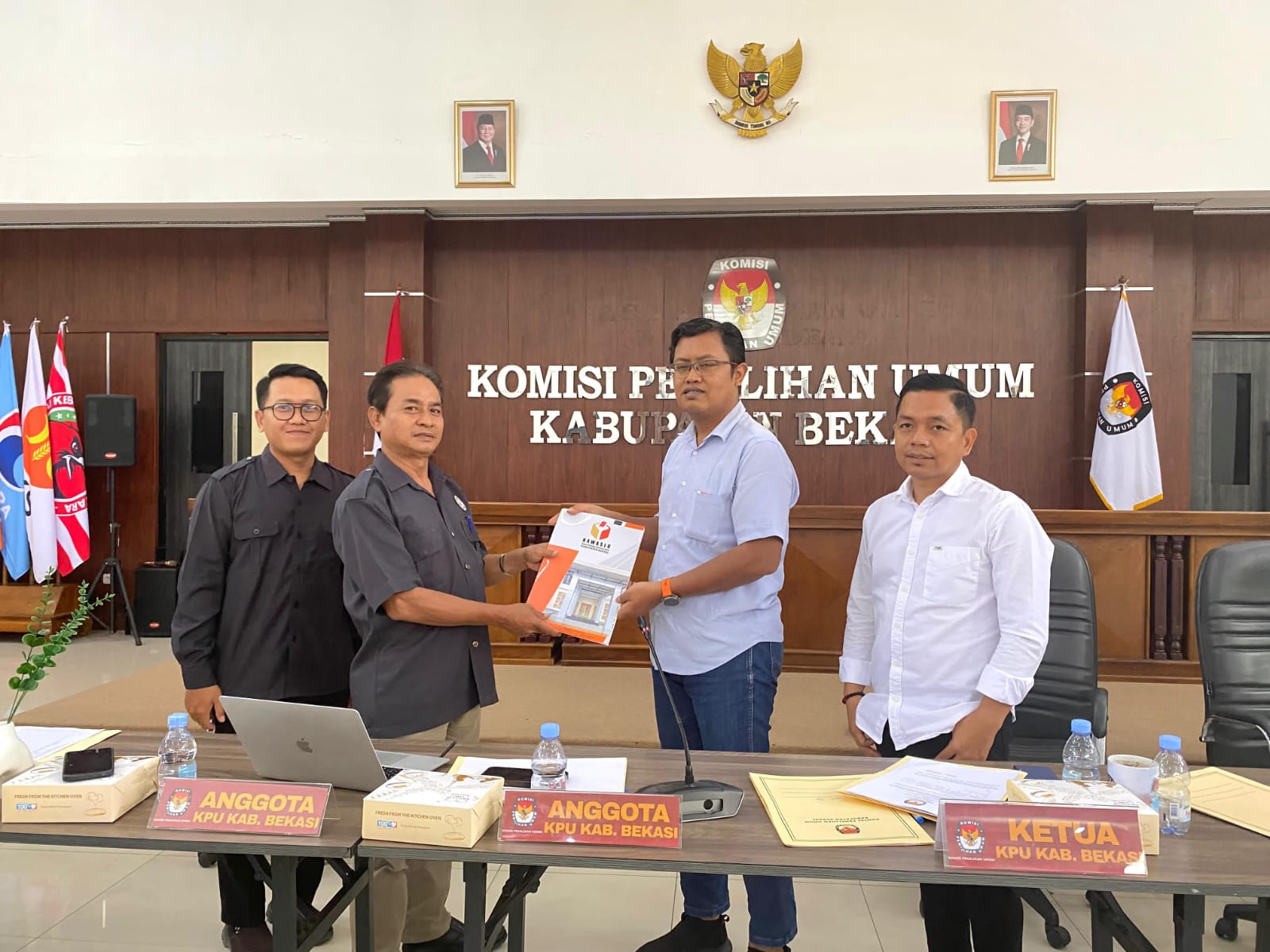 Bawaslu Kabupaten Bekasi memberikan saran perbaikan kepada KPU Kabupaten Bekasi pada Pleno Pemutakhiran Data Pemilih Berkelanjutan Triwulan IV Tahun 2025 Tingkat KPU Kabupaten Bekasi yang di gelar Kantor KPU Kabupaten Bekasi, Senin (8/12/2025).
