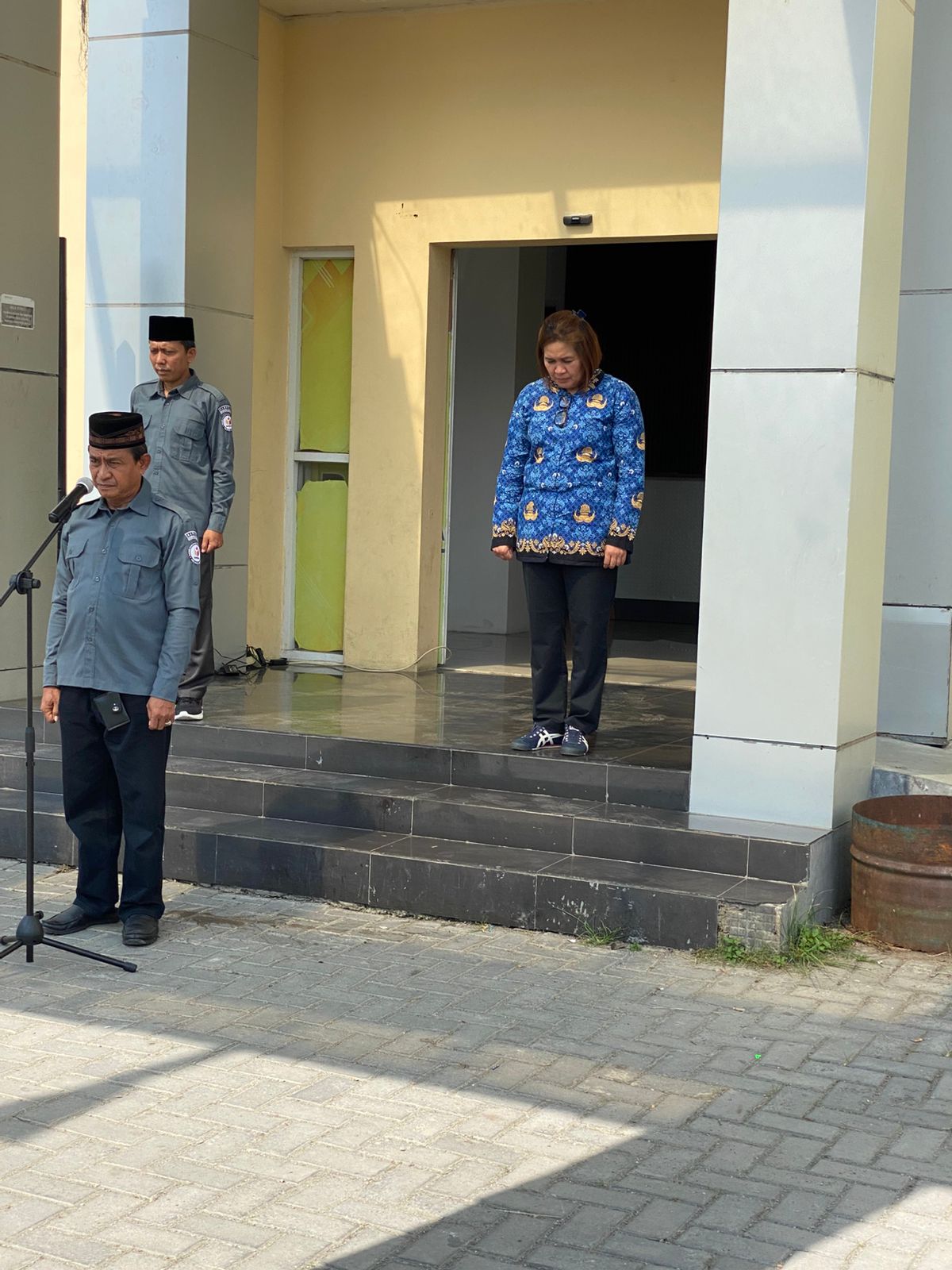 Anggota Bawaslu Kabupaten Bekasi, Syahroji, bertindak sebagai Pembina Upacara Peringatan Hari Korps Pegawai Republik Indonesia (KORPRI) Ke - 54 Tahun 2025 yang di gelar di Halaman Kantor Bawaslu Kabupaten Bekasi, Senin pagi (01/12/2025).
