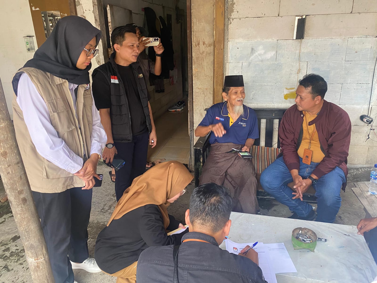 Ketua Bawaslu Kabupaten Bekasi, Akbar Khadafi beserta jajaran lakukan pengawasan Pencocokan dan Penelitian Terbatas (Coktas) kategori Pemilih berusia 100 tahun ke atas pada Pemutakhiran Data Pemilih Berkelanjutan (PDPB) Triwulan IV Tahun 2025 yang di lakukan oleh KPU Kabupaten Bekasi di Wilayah Kecamatan Babelan, Kabupaten Bekasi, Rabu (26/11/2025).
