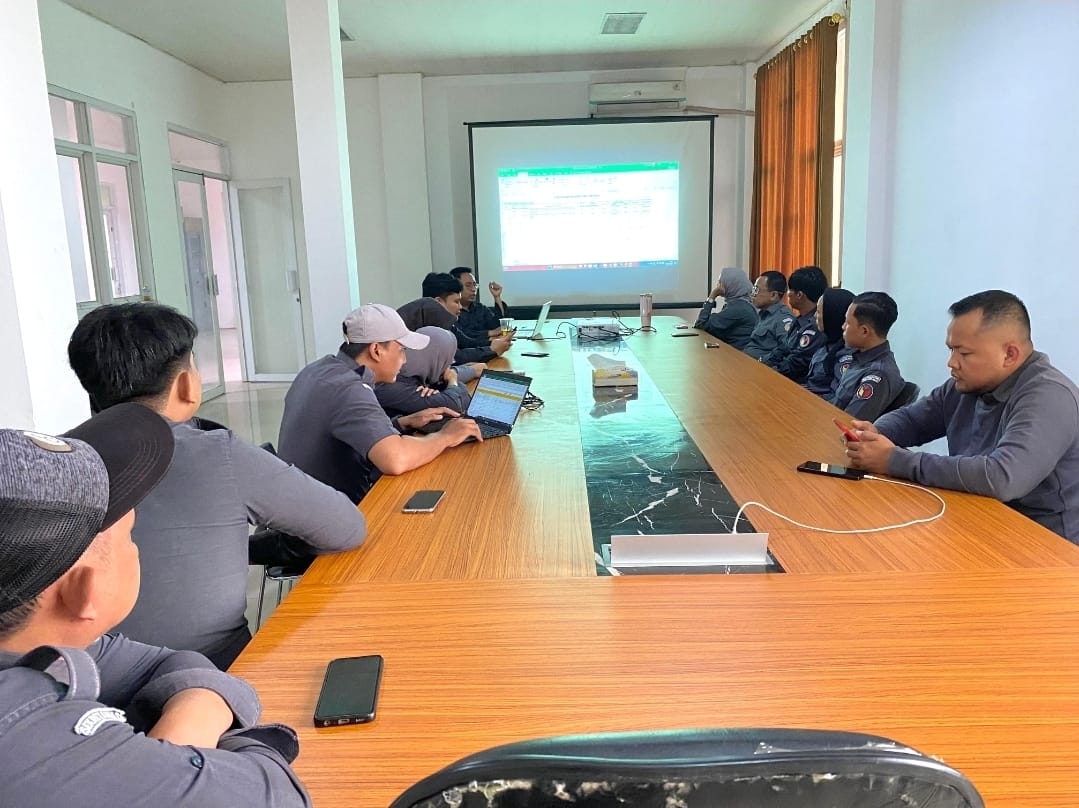 Divisi SDM yang di pimpin oleh Kepala Sub Bagian Adminitrasi menggelar Rapat Penilaian Arsip yang tersimpan di Gudang Arsip Bawaslu Kabupaten Bekasi. Rapat di gelar di Aula Rapat Bawaslu Kabupaten Bekasi yang diikuti oleh Ketua, Kasubbag dan jajaran Staf Bawaslu Kabupaten Bekasi pada Senin, (19/1/2026).