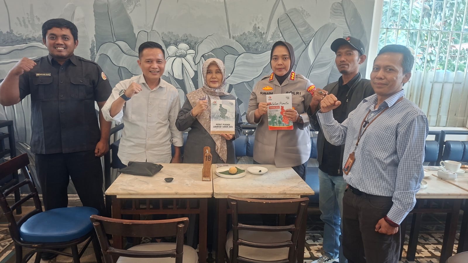 Bawaslu Kabupaten Bekasi berikan cendramata usai melakukan Audensi dengan Kapolres Metro Bekasi yang baru, Kombes Pol. Sumarni, S.I.K., S.H., M.H. pada Selasa (27/1/2026) di Gedung Juang 45 Tambun Selatan.