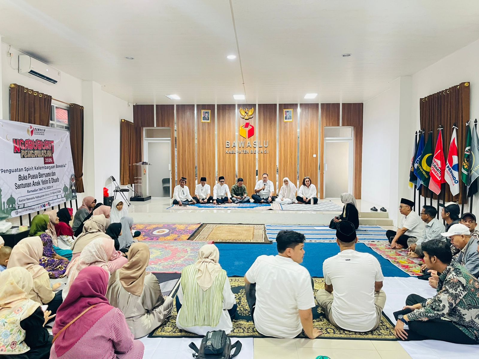 Bawaslu Kabupaten Bekasi saat menggelar kegiatan Ngabuburit Pengawasan dengan buka puasa bersama dan santunan kepada anak yatim dan dhuafa di Kantor Sekretariat Bawaslu Kabupaten Bekasi, Jum'at (6/3/2026).
