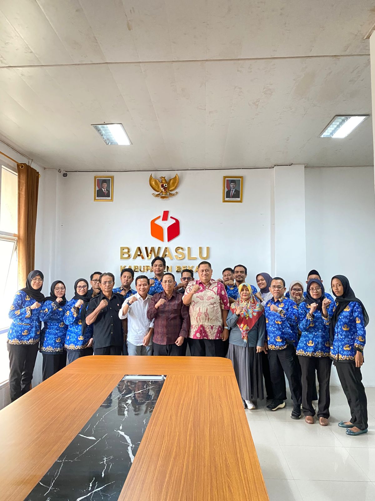 Foto Bersama Pimpinan Bawaslu Republik Indonesia Dr. Puadi, S.Pd., M.M. saat melakukan kunjungan kerja di Kantor Bawaslu Kabupaten Bekasi, Kamis (5/3/2026).
