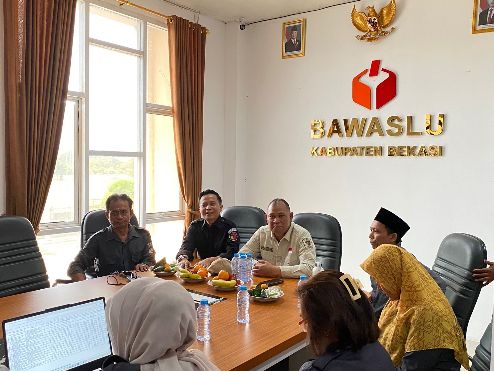 Kunjungan Pimpinan Bawaslu Republik Indonesia, Totok Hariyono, di Kantor Bawaslu Kabupaten Bekasi, Senin (27/4/2026).