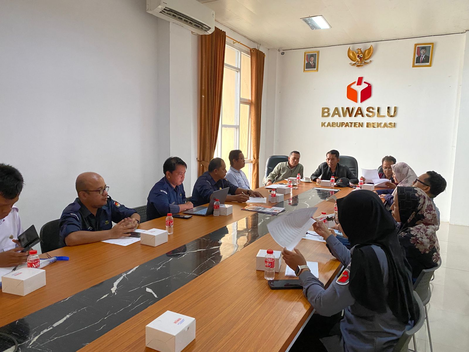 Suasana Kegiatan Audensi KPU Kabupaten Bekasi dengan Bawaslu Kabupaten Bekasi di Kantor Bawaslu Kabupaten Bekasi, pada Selasa, (31/3/2026).