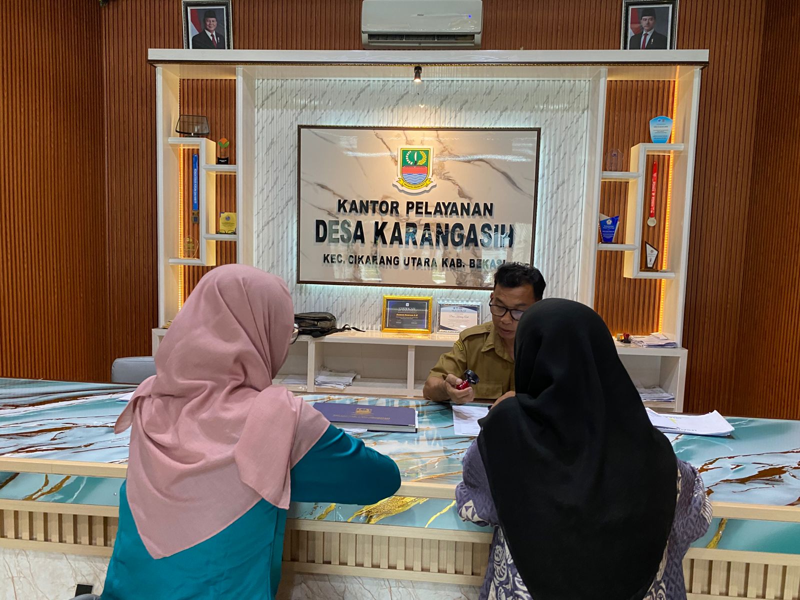 Bawaslu Kabupaten Bekasi lakukan uji petik data pemilih di Desa Karangasih, Kecamatan Cikarang Utara, Selasa (21/4/2026).