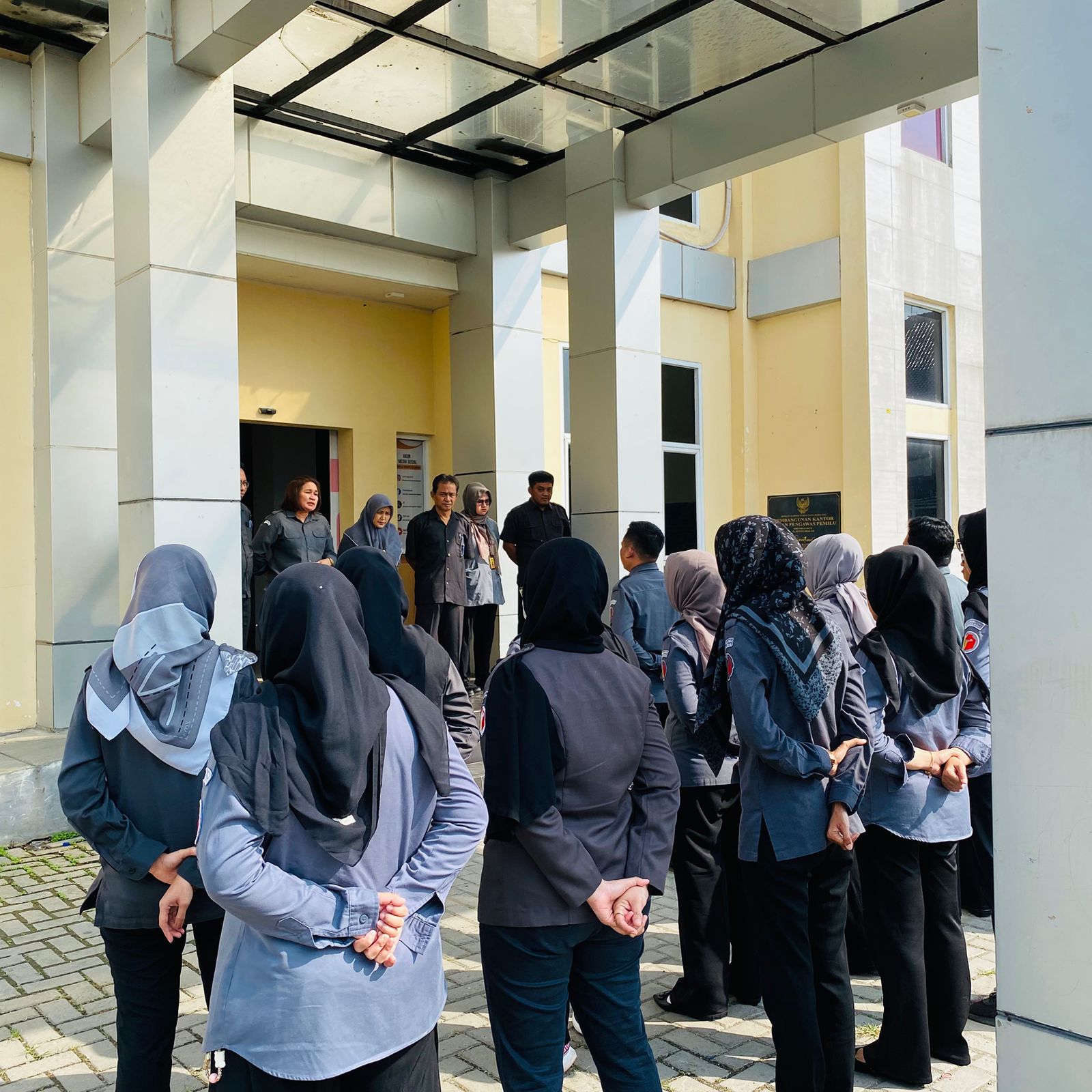 Kegiatan Apel Pagi di pimpin oleh Kepala Sekretariat dan diikuti oleh seluruh jajaran Sekretariat Bawaslu Kabupaten Bekasi yang di gelar di Halaman Kantor Bawalu Kabupaten Bekasi, Senin (4/5/2026).