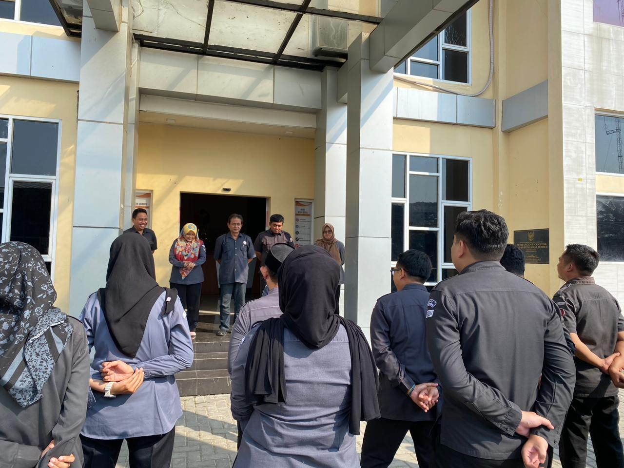 Anggota Kabupaten Bekasi pimpin apel pagi rutin pada Senin (11/5/2026) di Halaman Kantor Bawaslu Kabupaten Bekasi. 