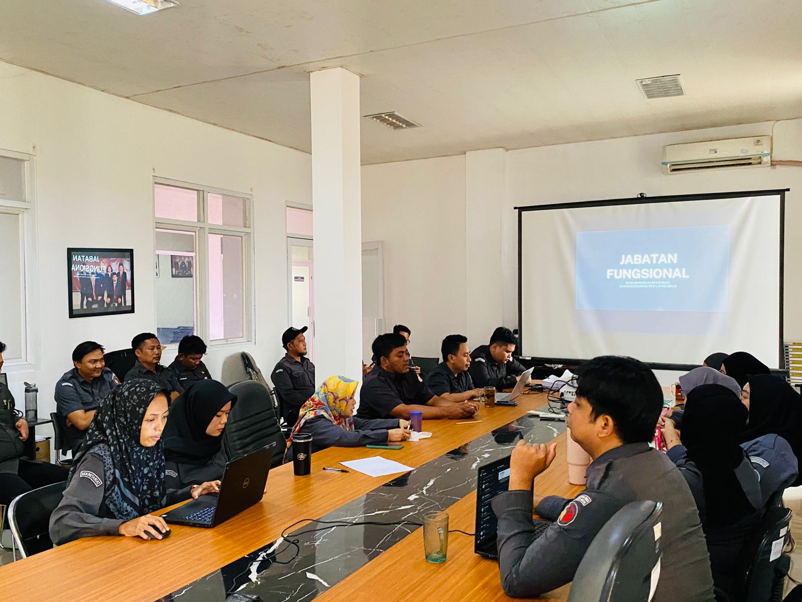 Badan Pengawas Pemilihan Umum (Bawaslu) Kabupaten Bekasi kembali memperkuat kapasitas internal melalui agenda Kajian Rutin yang digelar di ruang rapat Kantro Bawaslu Kabupaten Bekasi pada Senin (11/5/2026). 