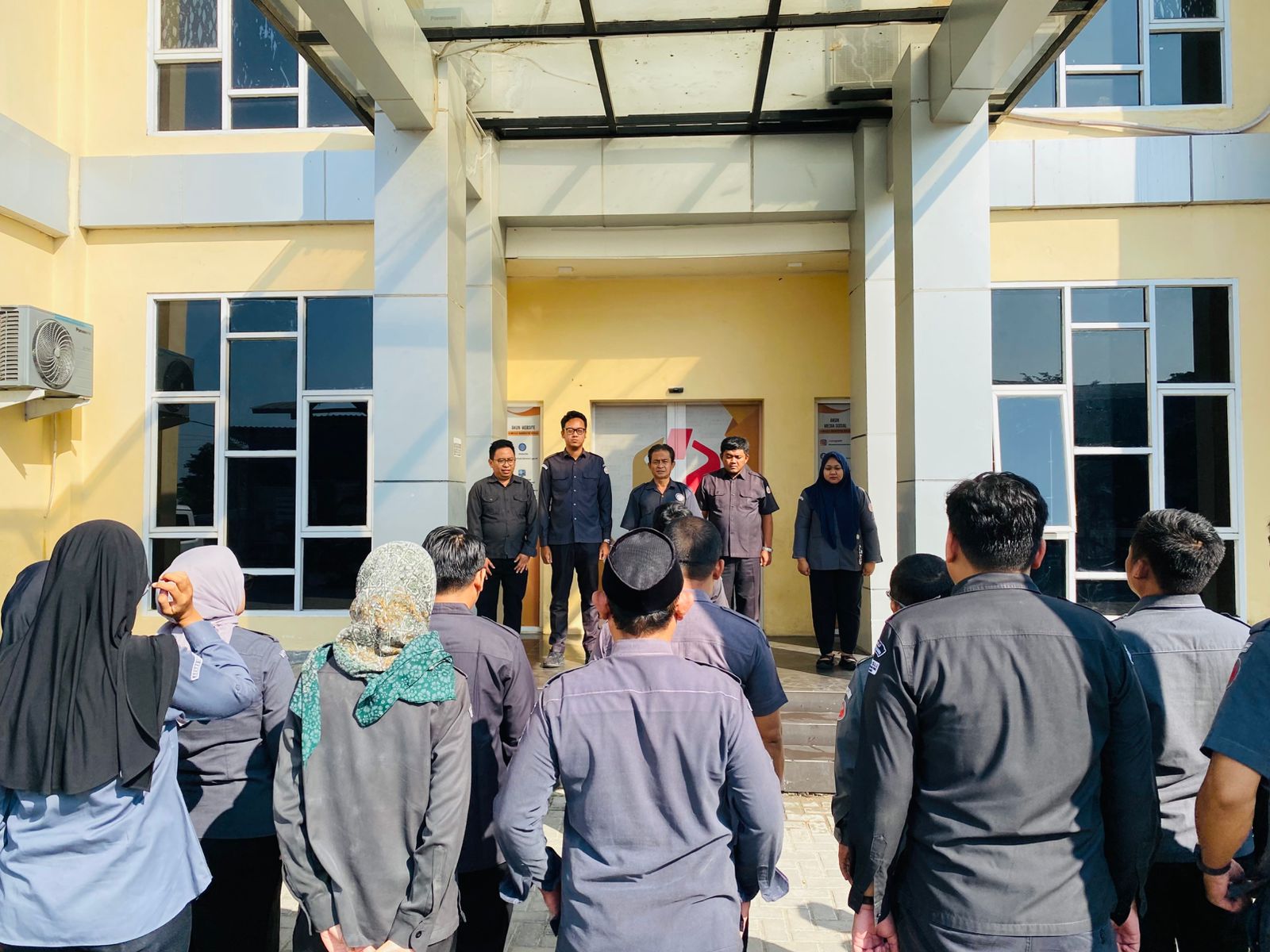 Badan Pengawas Pemilihan Umum (Bawaslu) Kabupaten Bekasi menggelar apel pagi rutin pada Senin (18/6/2026) di halaman Kantor Bawaslu Kabupaten Bekasi. 