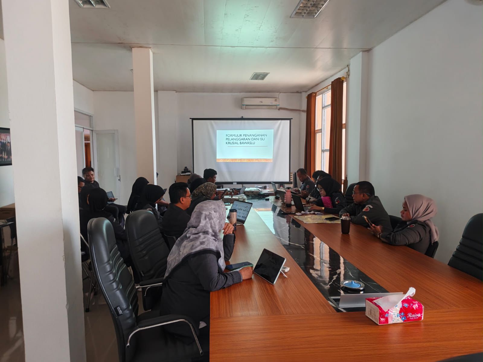 Suasana kegiatan kajian dalam rangka penguatan kapasitas bagi Staf Sekretariat yang berfokus pada tata cara pengisian formulir penanganan pelanggaran serta mitigasi isu krusial, di Aula Rapat kantor Bawaslu Kabupaten Bekasi, Senin (18/5/2026).