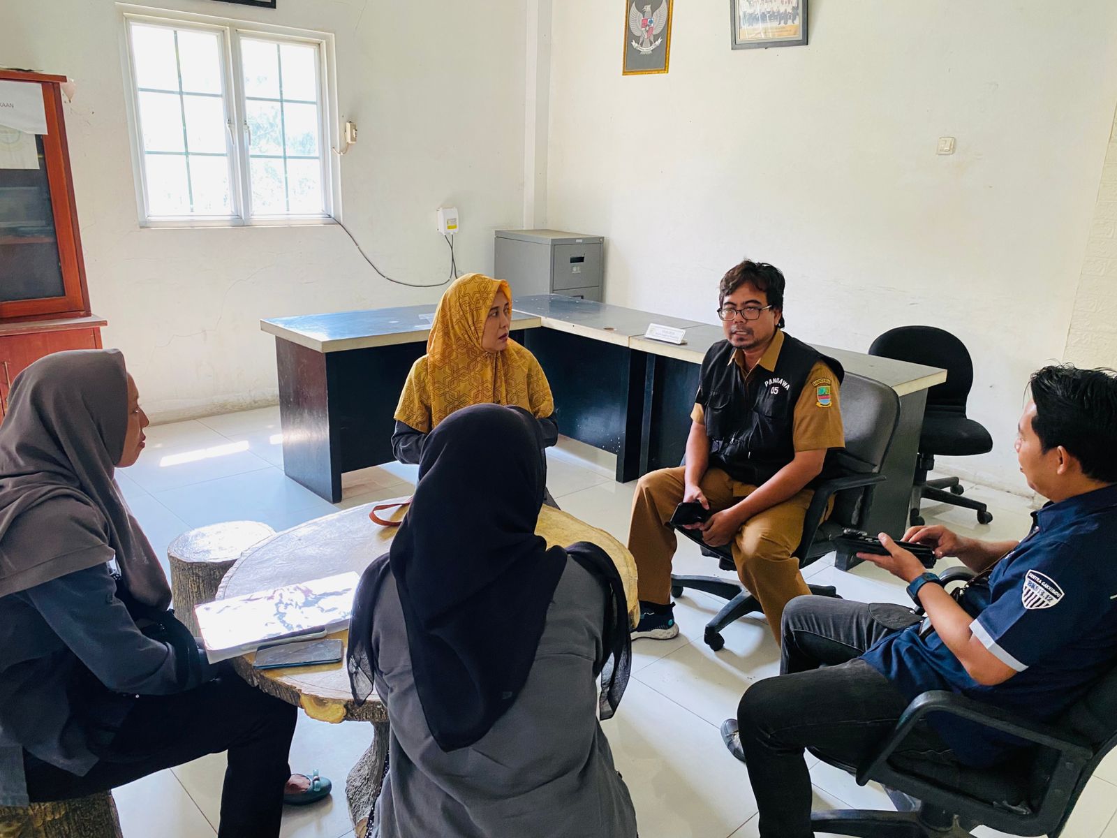 Koordinator Divisi SDM Organisasi dan Diklat Bawaslu Kabupaten Bekasi, Aan Hasanah, S.H., M.H beserta staf melaksanakan sampling Uji Petik Pemutakhiran Data Pemilih Berkelanjutan (PDPB) Triwulan II Tahun 2026 di Kantor Desa Tanjung Baru, Kecamatan Cikarang Timur Kabupaten Bekasi, pada Selasa (12/5/2026). 
