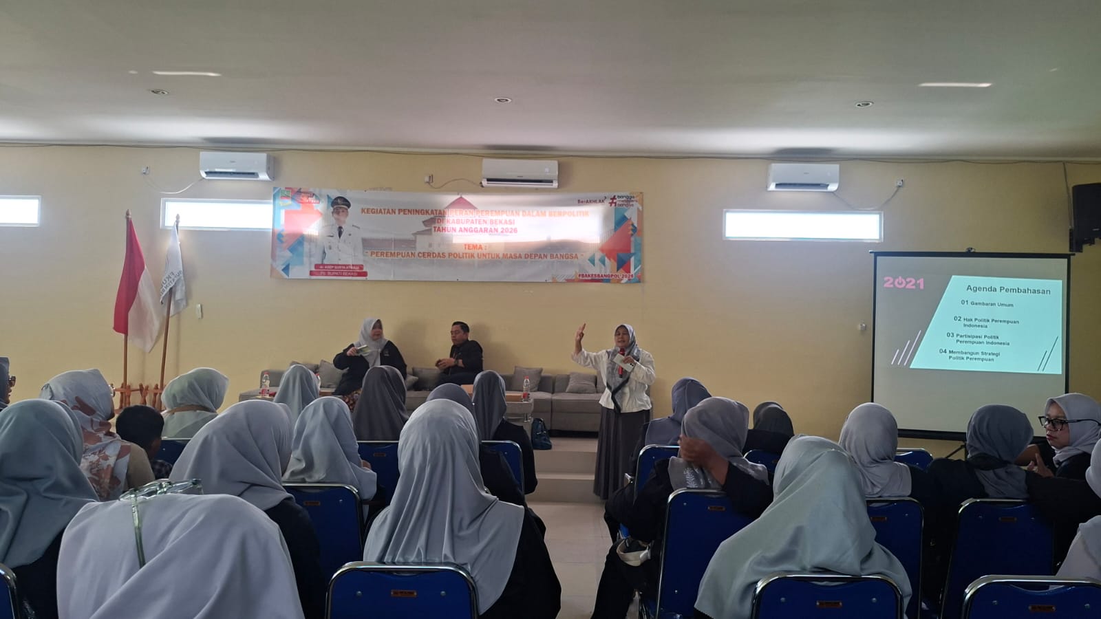 Koordinator Divisi SDM Organisasi dan Diklat Bawaslu Kabupaten Bekasi, Aan Hasanah, S.H ., M.H hadir sebagai pemateri dalam kegiatan Perumusan Kebijakan Teknis dan Pemantapan Pelaksanaan Bidang Pendidikan Politik yang mengusung tema "Perempuan Cerdas Politik untuk Masa Depan Bangsa" (Tahun Anggaran 2026 Tahap I) di Aula Kantor FKUB Kabupaten Bekasi.