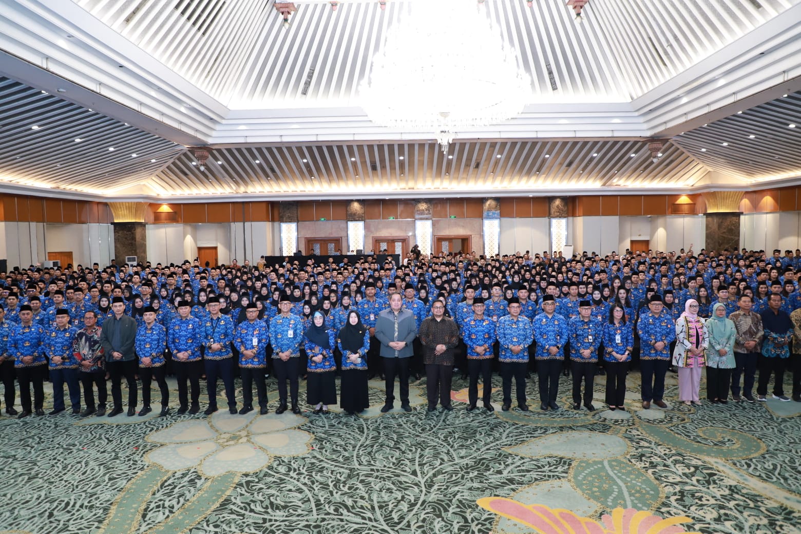 awaslu melantik 1835 CPNS secara daring dan luring pada Selasa (19/5/2026). Acara pelantikan tersebut dihadiri oleh Sekretaris Jenderal Bawaslu Ferdinand Eskol Tiar Sirait, Ketua Bawaslu Rahmat Bagja, Anggota Bawaslu Herwyn J.H. Malonda, Deputi Bidang Administrasi La Bayoni, Deputi Dukungan Teknis Yusti Erlina, dan Inspektur Utama Rini Wartini.