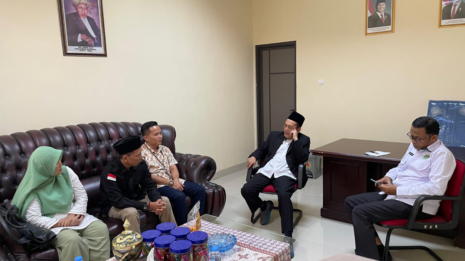 Bawaslu Kabupaten Bekasi dipimpin langsung oleh Ketua Bawaslu Kabupaten Bekasi, Akbar Khadafi, didampingi oleh Anggota Bawaslu, Kepala Sub Bagian (Kasubag), serta jajaran staf sekretariat Bawaslu Kabupaten Bekasi melakukan kunjungan audiensi resmi ke Kantor Kementerian Agama (Kemenag) Kabupaten Bekasi, pada Selasa (26/5/2026).