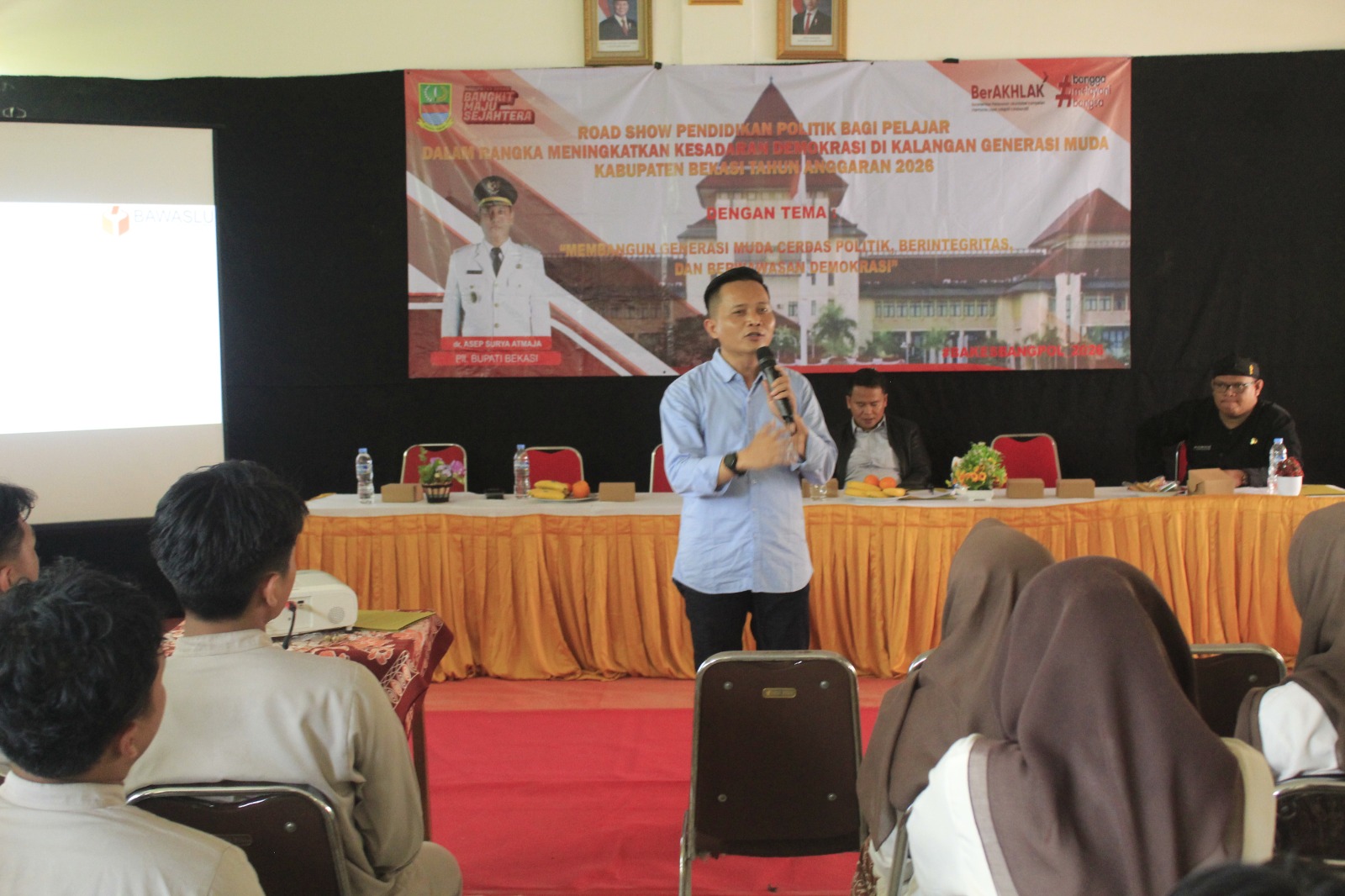 Ketua Bawaslu Kabupaten Bekasi hadir sebagai narasumber dalam kegiatan Road Show Pendidikan Politik bagi Pelajar yang di gelar oleh Bakesbangpol di Aula SMAN 2 Cikarang Utara, pada Kamis (21/5/2026).
