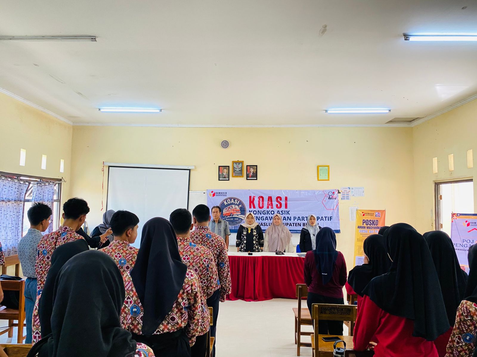 Bawaslu Kabupaten Bekasi mengadakan program inovatif bertajuk KOASI (Kongko Asik Pengawasan Partisipatif) yang digelar bersama siswa-siswi SMAN 1 Cikarang Timur, pada Kamis (21/5/2026).