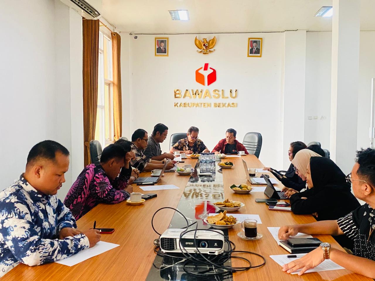 Anggota Bawaslu Kab. Bekasi sedang memberikan saran