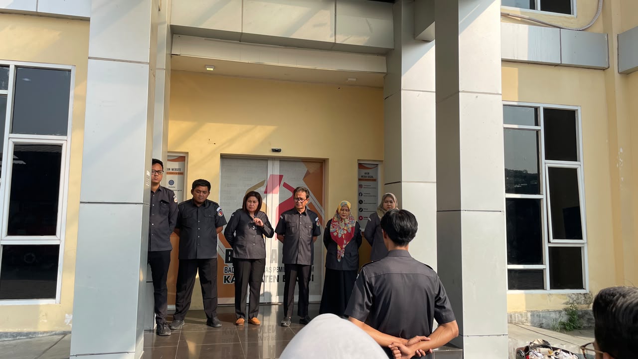 Kepala Sekretariat Bawaslu Kabupaten Bekasi berikan amanat pada apel pagi