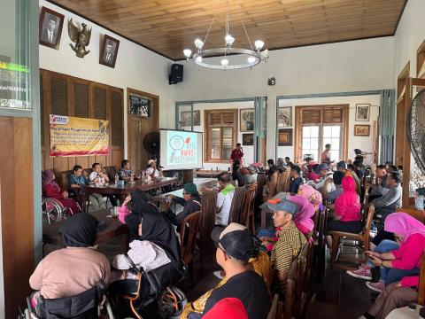 Sambutan Ketua Bawaslu Kabupaten Bekasi, Akbar Khadafi, dalam kegiatan Sosialisasi Pengawasan Partisipatif Pada Pemilihan Serentak Tahun 2024 kepada Penyandang Disabilitas yang di gelar di Buffet Warna-warni Cikarang Timur, Jumat (1/11/2024).