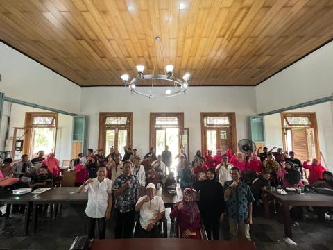 Sambutan Ketua Bawaslu Kabupaten Bekasi, Akbar KhadSosialisasi Pengawasan Partisipatif Pada Pemilihan Serentak Tahun 2024 kepada Penyandang Disabilitas yang di gelar di Buffet Warna-warni Cikarang Timur, Jumat (1/11/2024).