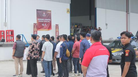 Bawaslu Kabupaten Bekasi awasi secara melekat pendistribusian logistik dari Gudang KPU Kabupaten Bekasi, Selasa (19/11/2024).