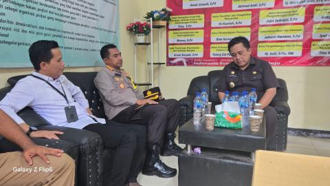 Ketua Bawaslu Kabupaten Bekasi dampingi Pj. Bupati bersama Forkopimda lakukan monitoring pendistribusian logistik di Kecamatan Cikarang Timur, Selasa (19/11/2024).