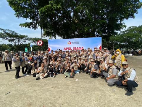 Badan Pengawas Pemilihan Umum (Bawaslu) Kabupaten Bekasi beserta Jajaran Panwascam ikuti Apel Siaga Pengawas Pemilu Se- Jawa Barat pada Tahapan Masa Tenang, Pemungutan dan Penghitungan Suara pada Pemilihan Serentak 2024 yang di gelar oleh Bawaslu Jabar di Stadion Pakansari, Kabupaten Bogor, Jum'at (22/11/2024).
