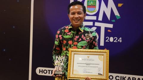 Penyerahan Penghargaan oleh Pj. Bupati Bekasi, Bapak Dr. Drs. H. Dedy Supriyadi, MM dan diterima secara langsung oleh Ketua Bawaslu Kabupaten Bekasi, Akhbar Khadafi, dalam acara apresiasi yang digelar di Hotel Sahid, Lippo Cikarang diselenggarakan oleh Dinas Komunikasi Informatika Persandian dan Statistik Kabupaten Bekasi, Jum'at (22/11/2024).