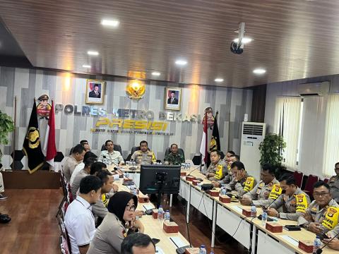 Ketua Bawaslu Kabupaten Bekasi, Akbar Khadafi Ikuti Video Conference (VCON) terkait Perkembangan Situasi dan Kesiapan Satwil yang Dipimpin Kapolri Jenderal Listyo Sigit Prabowo, Vcon berlangsung di Ruang Rapat Polres Metro Bekasi, Senin (25/11/2024).