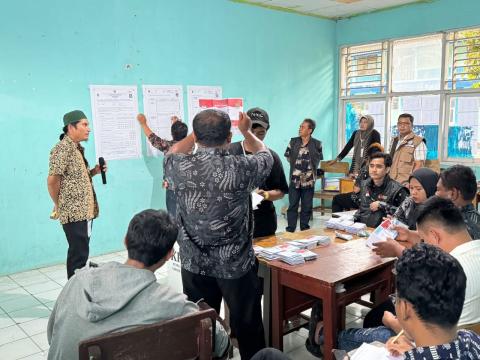 Pimpinan Bawaslu Kabupaten Bekasi, Syahroji, lakukan patroli pengawasan pada hari pemungutan dan penghitungan suara di TPS (Tempat Pemungutan Suara), Rabu (27/11/2024).