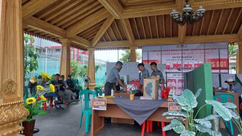 Pimpinan Bawaslu Kabupaten Bekasi, Syahroji, lakukan patroli pengawasan pada hari pemungutan dan penghitungan suara di TPS (Tempat Pemungutan Suara), Rabu (27/11/2024).