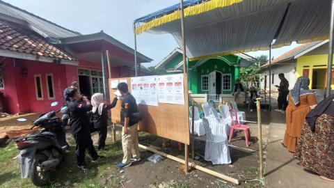 Bawaslu Kabupaten Bekasi lakukan pengawasan pelaksanaan Pemungutan Suara Ulang (PSU) yang dilaksanakan di dua Tempat Pemungutan Suara (TPS) yakni TPS 7 dan TPS 8 yang ada di Desa Setialaksana Kecamatan Cabangbungin, Kabupaten Bekasi, Kamis (05/12/2024).