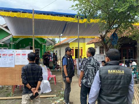 Bawaslu Kabupaten Bekasi lakukan pengawasan pelaksanaan Pemungutan Suara Ulang (PSU) yang dilaksanakan di dua Tempat Pemungutan Suara (TPS) yakni TPS 7 dan TPS 8 yang ada di Desa Setialaksana Kecamatan Cabangbungin, Kabupaten Bekasi, Kamis (05/12/2024).