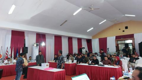 Bawaslu Kabupaten Bekasi Awasi KPU Kabupaten Bekasi dalam Rapat Pleno Terbuka Pembacaan Rekapitulasi dan Penetapan Hasil Penghitungan Perolehan Suara Pemilihan Gubernur dan Wakil Gubernur Provinsi Jawa Barat Tahun 2024 di Aula Sekretariat KPU Provinsi Jawa Barat, Kota Bandung, (9/12/2024).