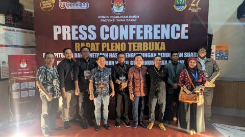 Bawaslu Kabupaten Bekasi Awasi KPU Kabupaten Bekasi dalam Rapat Pleno Terbuka Pembacaan Rekapitulasi dan Penetapan Hasil Penghitungan Perolehan Suara Pemilihan Gubernur dan Wakil Gubernur Provinsi Jawa Barat Tahun 2024 di Aula Sekretariat KPU Provinsi Jawa Barat, Kota Bandung, (9/12/2024).