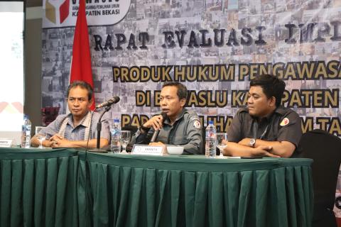 Bawaslu Kabupaten Bekasi menggelar Rapat Evaluasi Implementasi Produk Hukum Pengawasan Pemilu di Bawaslu Kabupaten Bekasi pada Pemilihan Serentak Tahun 2024 yang di gelar di Hotel Grand Zuri, Cikarang Selatan, Senin (16/12/2024).