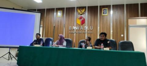 Bawaslu Kabupaten Bekasi menggelar Jumpa Pers terkait Rilis Hasil Pengawasan Pada Pemilihan Serentak Tahun 2024 yang di gelar di Aula Kantor Bawaslu Kabupaten Bekasi, Jum'at (27/12/2024).