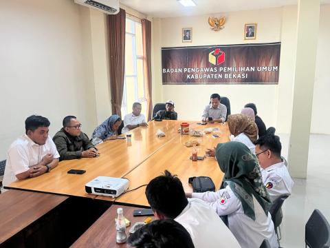 Bawaslu Kabupaten Bekasi gelar Apel dan Tasyakuran dalam rangka peringatan HUT Bawaslu RI yang ke-17 di Kantor Sekretariat Bawaslu Kabupaten Bekasi, Rabu (9/4/2025).