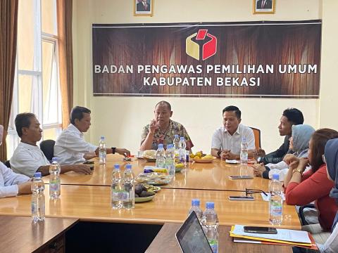 Kunjungan Anggota Bawaslu RI, Totok Hariyono, S.H. ke Kantor Bawaslu Kabupaten Bekasi, Rabu (25/6/2025).