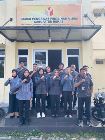 Kepala Sekretariat Bawaslu Kabupaten Bekasi, Butet Lilawati bertindak sebagai Pembina Apel dalam Kegiatan Apel Pagi Bawaslu di Halaman Kantor Bawaslu Kabupaten Bekasi, pada Senin (7/7/2025).