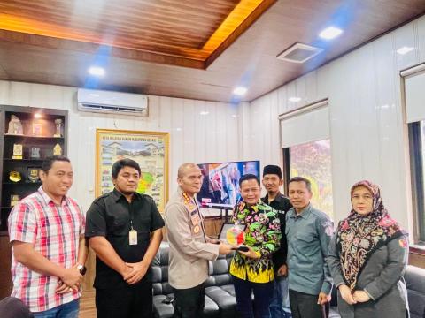Ketua dan Anggota Bawaslu Kabupaten Bekasi lakukan Kunjungan Silaturahmi dan Audensi dengan Kapolres Metro Bekasi  di Polres Metro Bekasi, pada Kamis (24/7/2025).