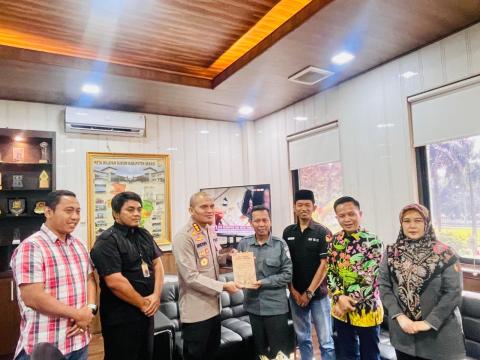 Ketua dan Anggota Bawaslu Kabupaten Bekasi lakukan Kunjungan Silaturahmi dan Audensi dengan Kapolres Metro Bekasi  di Polres Metro Bekasi, pada Kamis (24/7/2025).