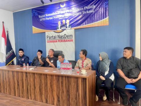 Dalam kesempatan tersebut, Bawaslu menyerahkan cinderamata berupa buku pengawasan Pemilu, piagam, dan plakat penghargaan.