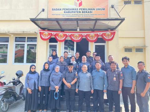 Apel Pagi Rutin Setiap Senin di laksanakan di Halaman Kantor Bawaslu Kabupaten Bekasi, Senin (4/8/2025).
