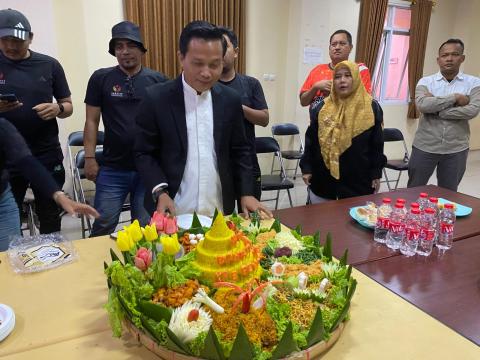 Bawaslu Kabupaten Bekasi merayakan Peringatan dan Tasyakuran Hari Ulang Tahun (HUT) Bawaslu Kabupaten Bekasi yang Ke- 7 Tahun dengan Potong Tumpeng yang di gelar di Aula Kantor Bawaslu Kabupaten Bekasi, Jum'at (15/8/2025).