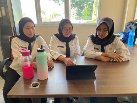 Tiga Pegawai CPNS Bawaslu Kabupaten Bekasi sedang mengikuti Pembukaan Latsar CPNS Tahun 2025 secara daring, Senin (25/8/2025).